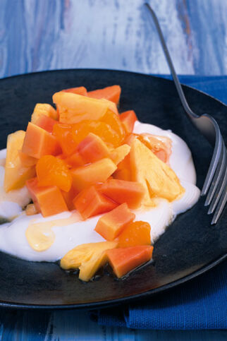 Exotischer Obstsalat mit Kokos-Limetten-Joghurt Exotischer Obstsalat mit Kokos-Limetten-Joghurt