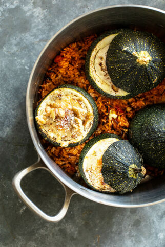 Gefüllte Zucchini auf Tomatenreis Gefüllte Zucchini auf Tomatenreis