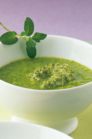 Erbsencremesuppe mit Minz-Pesto Erbsencremesuppe mit Minz-Pesto