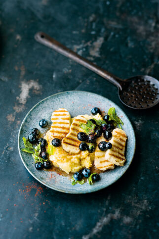 Gebratener Halloumi mit Polenta Gebratener Halloumi mit Polenta
