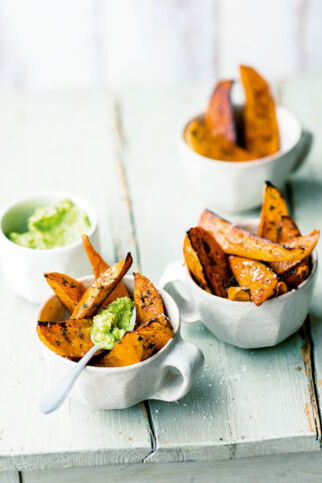 Süßkartoffel-Wedges mit Avocado-Erbsen-Mus Süßkartoffel-Wedges mit Avocado-Erbsen-Mus