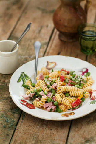 Nudelsalat mit Schinken und klassischem Mayonnaise-Dressing Nudelsalat mit Schinken und klassischem Mayonnaise-Dressing