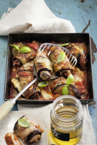 Gratinierte Auberginenröllchen in Tomatensauce Gratinierte Auberginenröllchen in Tomatensauce