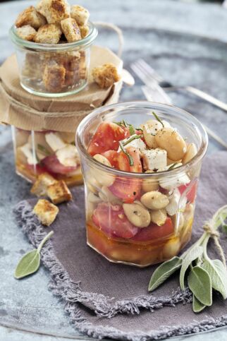 Weißer Bohnensalat mit Feta und Croûtons Weißer Bohnensalat mit Feta und Croûtons