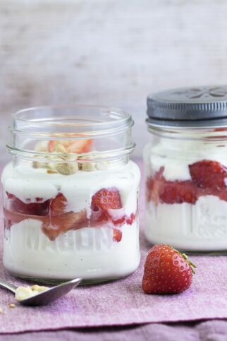 Erdbeerquark mit Mandeln Erdbeerquark mit Mandeln