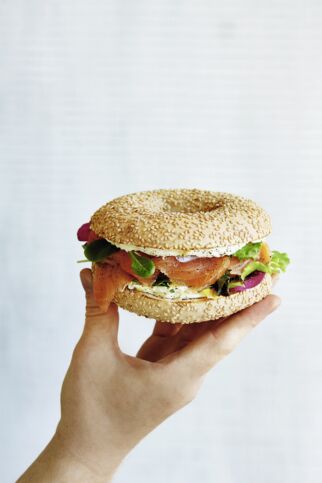 Räucherlachs-Bagel mit Zitrone und wilden Kräutern Räucherlachs-Bagel mit Zitrone und wilden Kräutern
