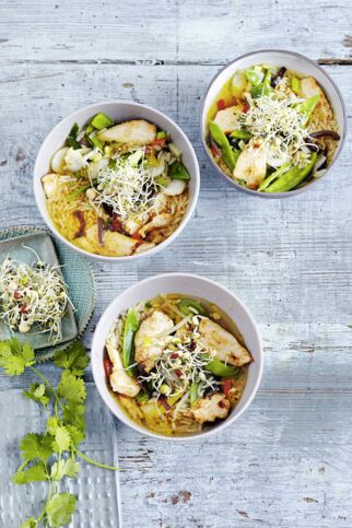 Asiatische Reissuppe mit Huhn Asiatische Reissuppe mit Huhn