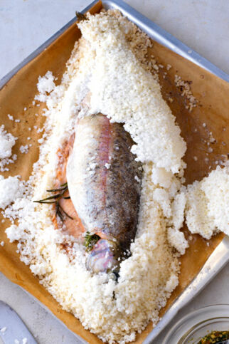 Lachsforelle im Salzmantel mit Petersilienpesto Lachsforelle im Salzmantel mit Petersilienpesto