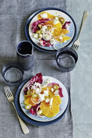 Orangensalat mit Feta, Oliven und roter Zwiebel auf Radicchio Orangensalat mit Feta, Oliven und roter Zwiebel auf Radicchio