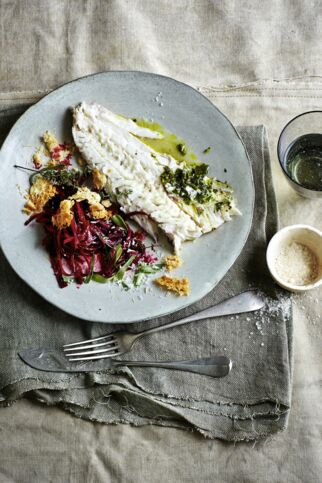 Gebackener Zander und Rote-Bete-Nudeln mit Parmesan-Crunch Gebackener Zander und Rote-Bete-Nudeln mit Parmesan-Crunch