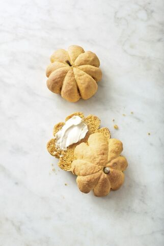 Inzwischen den Backofen auf 200° vorheizen. Jeweils 1 Kürbiskern in die Mitte der Teiglinge stecken. Die Brötchen im heißen Ofen (Mitte) in ca. 15 Min. goldgelb backen. Abkühlen lassen und das Garn entfernen. Schritt 5