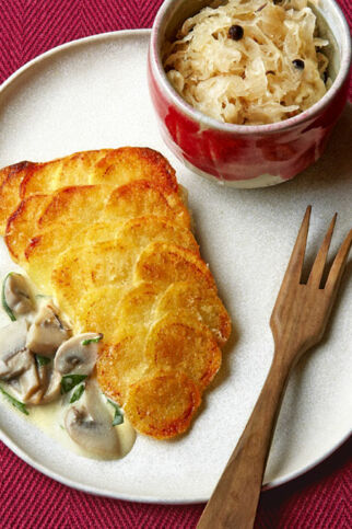 Zander mit Kartoffelschuppen auf Riesling-Sauerkraut Zander mit Kartoffelschuppen auf Riesling-Sauerkraut