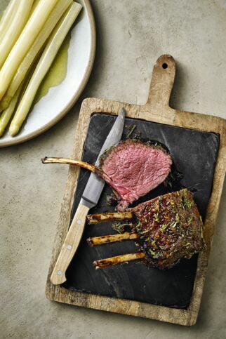 Damwild-Karree mit Ingwer-Kräuter-Kruste und Spargel Damwild-Karree mit Ingwer-Kräuter-Kruste und Spargel