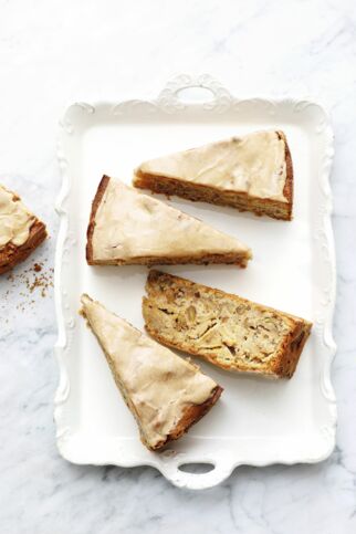 Apfel-Walnuss-Kuchen mit Rum-Guss Apfel-Walnuss-Kuchen mit Rum-Guss