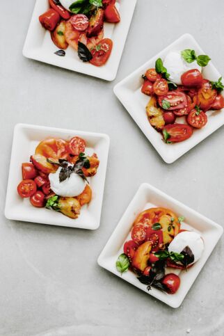 Gegrillte Pfirsiche mit Tomaten und Burrata Gegrillte Pfirsiche mit Tomaten und Burrata