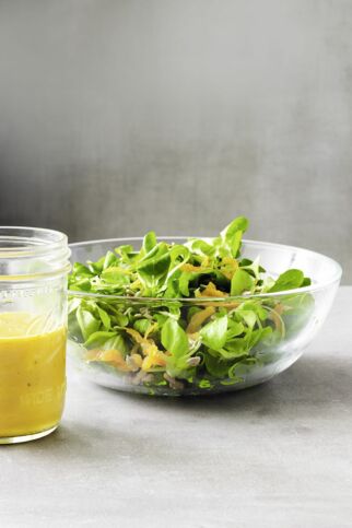 Feldsalat mit Möhrendressing Feldsalat mit Möhrendressing