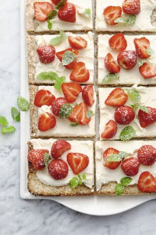 Nuss-Baiser mit Erdbeeren Nuss-Baiser mit Erdbeeren