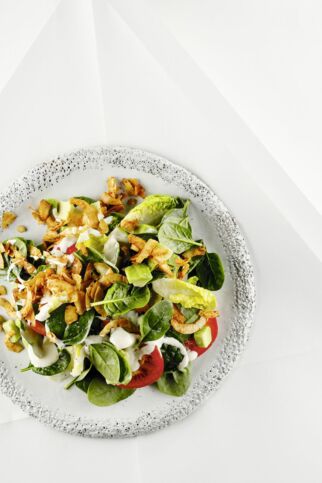 Salat mit Avocado und
Kokosnuss-Bacon Salat mit Avocado und
Kokosnuss-Bacon