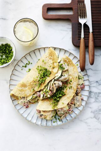 Hafer-Pfannkuchen mit Zucchini-Pilz-Gemüse Hafer-Pfannkuchen mit Zucchini-Pilz-Gemüse