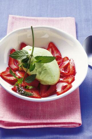 Erdbeersalat mit Avocadomus Erdbeersalat mit Avocadomus