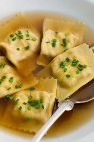 Waldpilzsuppe mit Walnuss-Ravioli Waldpilzsuppe mit Walnuss-Ravioli