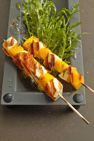 Mango-Halloumi-Spiesschen auf Rucolasalat Mango-Halloumi-Spiesschen auf Rucolasalat