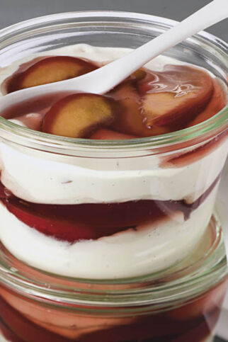 Vanillequark mit Pflaumenkompott Vanillequark mit Pflaumenkompott