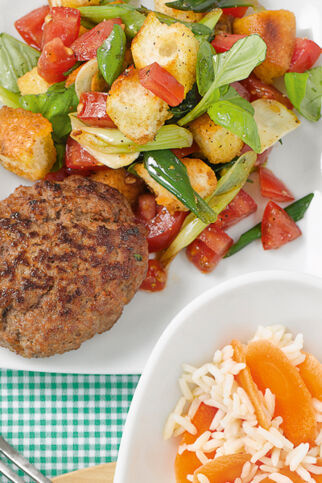 Brotsalat mit Hacksteak Brotsalat mit Hacksteak