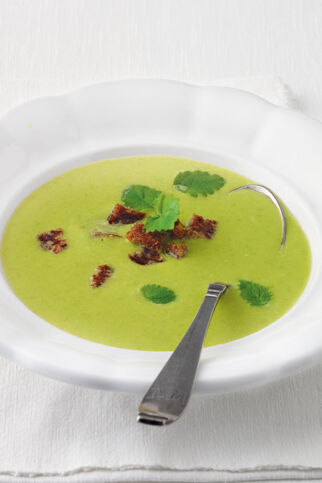 Grüne Erbsensuppe mit Croûtons Grüne Erbsensuppe mit Croûtons