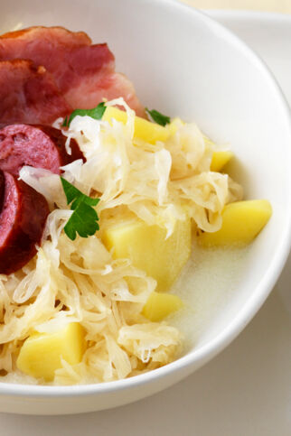 Sauerkrauttopf mit Würsten Sauerkrauttopf mit Würsten