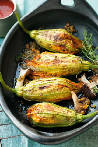 Gefüllte Zucchiniblüten mit Gewürz-Bulgur Gefüllte Zucchiniblüten mit Gewürz-Bulgur