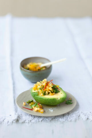 Avocado mit karibischer Ananas-Ingwer-Salsa Avocado mit karibischer Ananas-Ingwer-Salsa