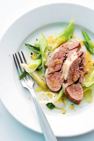 Lammschulter mit Vinaigrette und Frühlingszwiebeln Lammschulter mit Vinaigrette und Frühlingszwiebeln