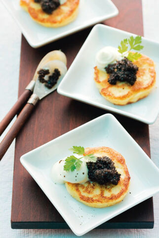 Blumenkohl-Blini mit Kaviar und Crème Fraîche Blumenkohl-Blini mit Kaviar und Crème Fraîche