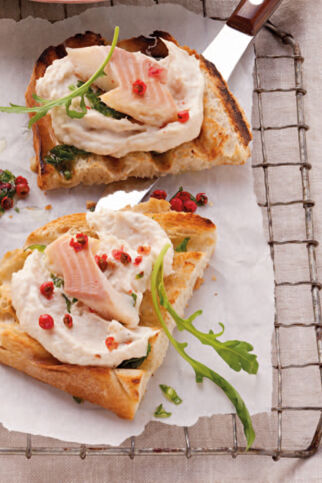 Rucola-Bruschetta mit Forellencreme Rucola-Bruschetta mit Forellencreme