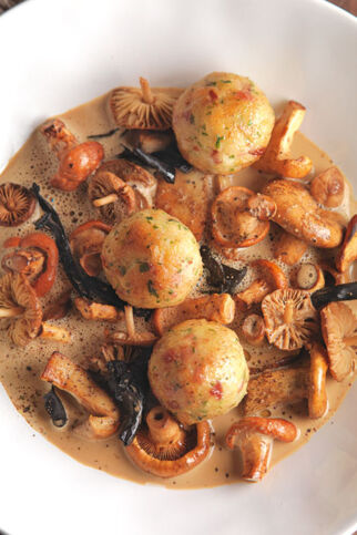 Waldschwammerl à la crème mit Speckknödeln Waldschwammerl à la crème mit Speckknödeln