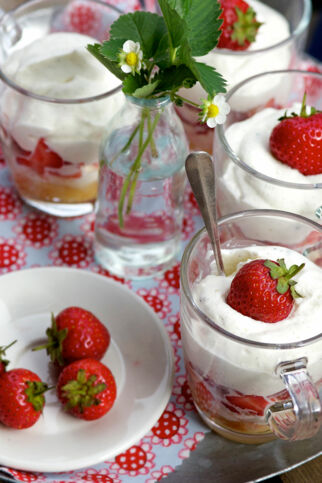 Erdbeer-Trifle im Glas Erdbeer-Trifle im Glas