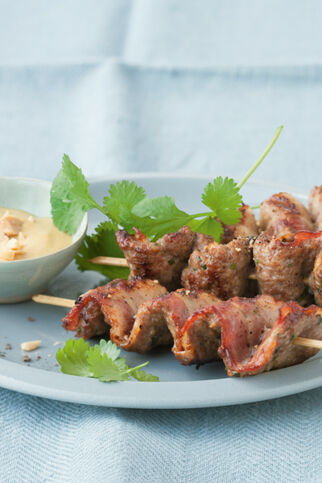 Hack-Saté-Spieße mit Erdnussdip Hack-Saté-Spieße mit Erdnussdip