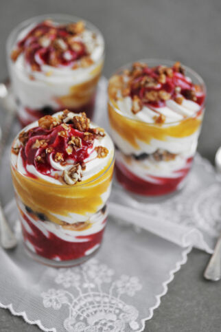 Fruchtige Frühstücksbecher mit Haferflockenkrokant Fruchtige Frühstücksbecher mit Haferflockenkrokant