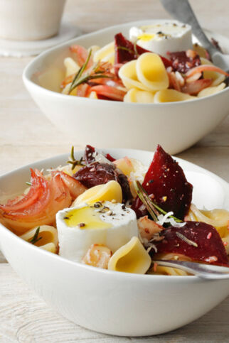 Rote-Bete-Pasta mit Nüssen Rote-Bete-Pasta mit Nüssen