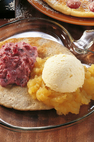 Blini mit Apfelmus und Preiselbeersahne Blini mit Apfelmus und Preiselbeersahne