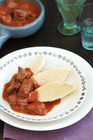 Böhmischer Knödel mit Gulasch Böhmischer Knödel mit Gulasch