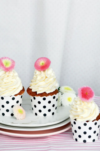 Buttermilch-Cupcakes mit Lemon Curd Buttermilch-Cupcakes mit Lemon Curd