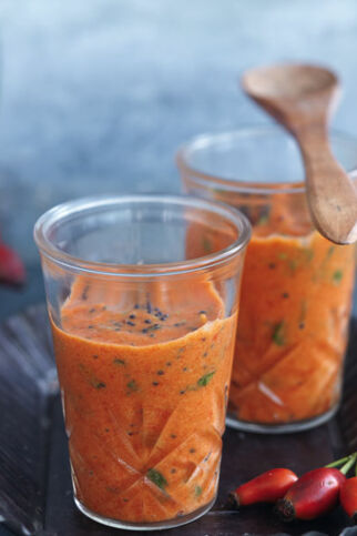 Hagebuttensenf mit Wildkräutern Hagebuttensenf mit Wildkräutern