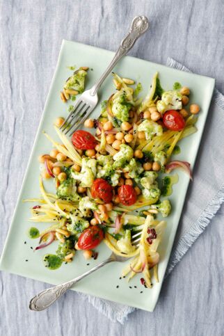 Warmer Kichererbsensalat mit Blumenkohl-Tomaten-Gemüse Warmer Kichererbsensalat mit Blumenkohl-Tomaten-Gemüse