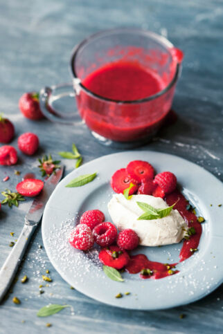Crémet aux baies rouges - Crème-fraîche-Nocken mit Beeren Crémet aux baies rouges - Crème-fraîche-Nocken mit Beeren