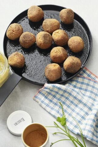 Tofubällchen mit Mandelmus-Dip Tofubällchen mit Mandelmus-Dip