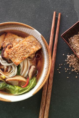 Udon-Nudelsuppe mit Gomasio-Tofu Udon-Nudelsuppe mit Gomasio-Tofu