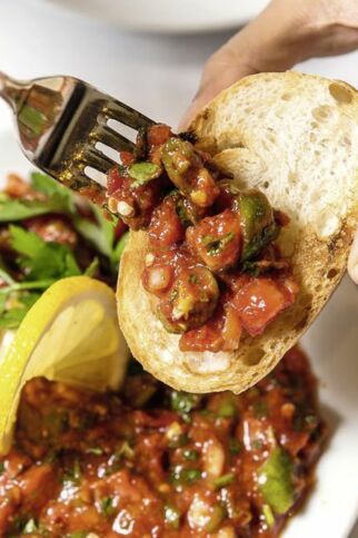 SCHARFE PASTE MIT TOMATEN UND PAPRIKA SCHARFE PASTE MIT TOMATEN UND PAPRIKA