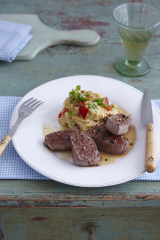 Kichererbsenpüree mit Lammmedaillons Kichererbsenpüree mit Lammmedaillons